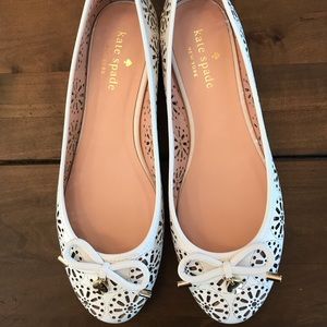 Kate Spade New York white walsy 6.5M flats